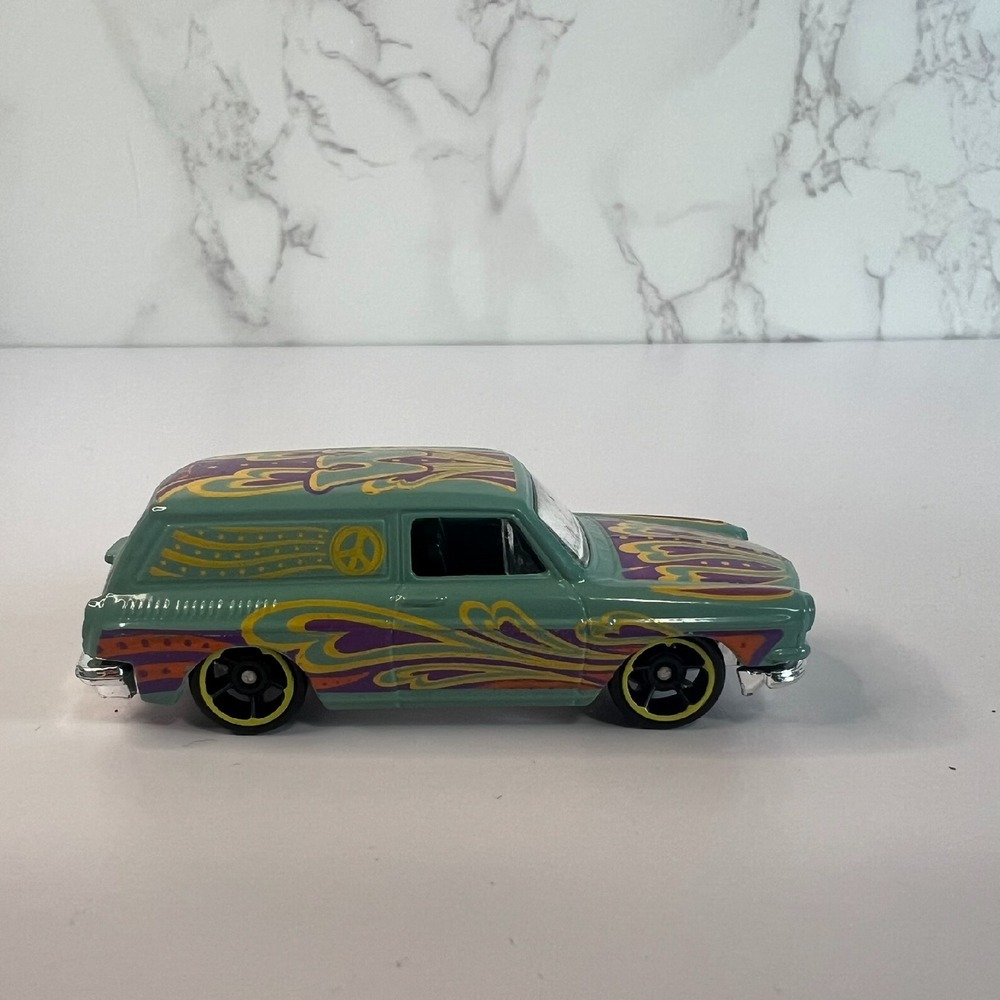 Hot‎ Wheels 2015 Custom '69 Volkswagen Squareback 2.5" Diecast, Good Condition